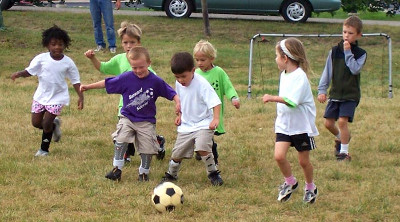 kids_playing_footbal